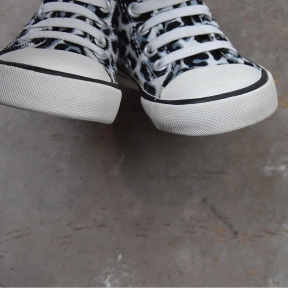 Old Navy Retro Cheetah Print Corduroy High Top Sneakers, Size 5‎